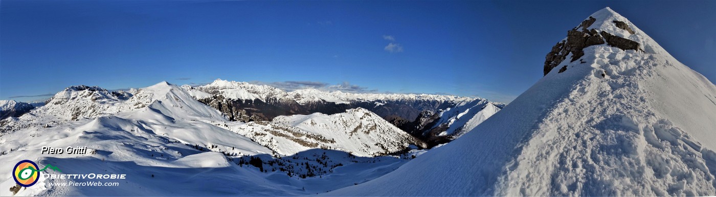 54 Vista panoramica sul tratto impegnativo disceso e verso le Orobie.jpg